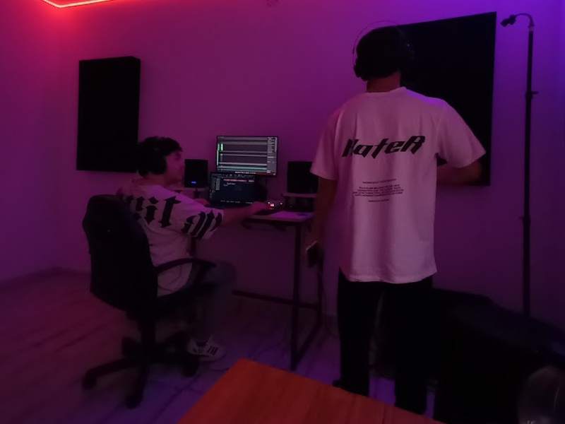 En el estudio de música con amigos